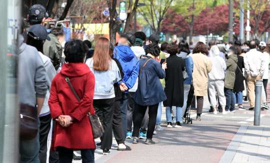 검사건수 감소에도 줄지 않는 코로나19 신규 확진자  국내 신종 코로나바이러스 감염증(코로나19) 확산세가 지속하면서 11일 신규 확진자 수는 600명대 초반을 기록했다.      전날보다는 줄었지만, 사흘 연속 600명대를 이어갔다.      주말 검사 건수가 평일 대비 대폭 줄었음에도 600명대 확진자가 나온 것은 그만큼 확산세가 심각하다는 방증이다.      사진은 이날 서울 송파구보건소 선별진료소에서 검사 대기 중인 시민들. 연합